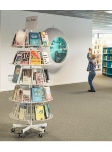 Stojalo za novosti na kolesih